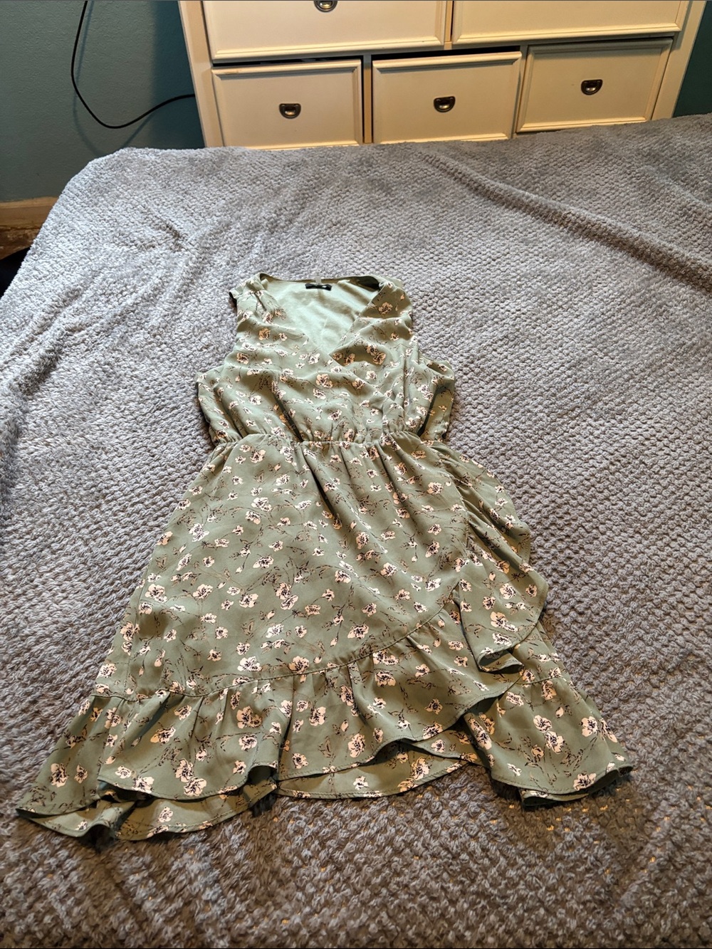 Womens size M Soprano Sage Floral Ruffle Dress